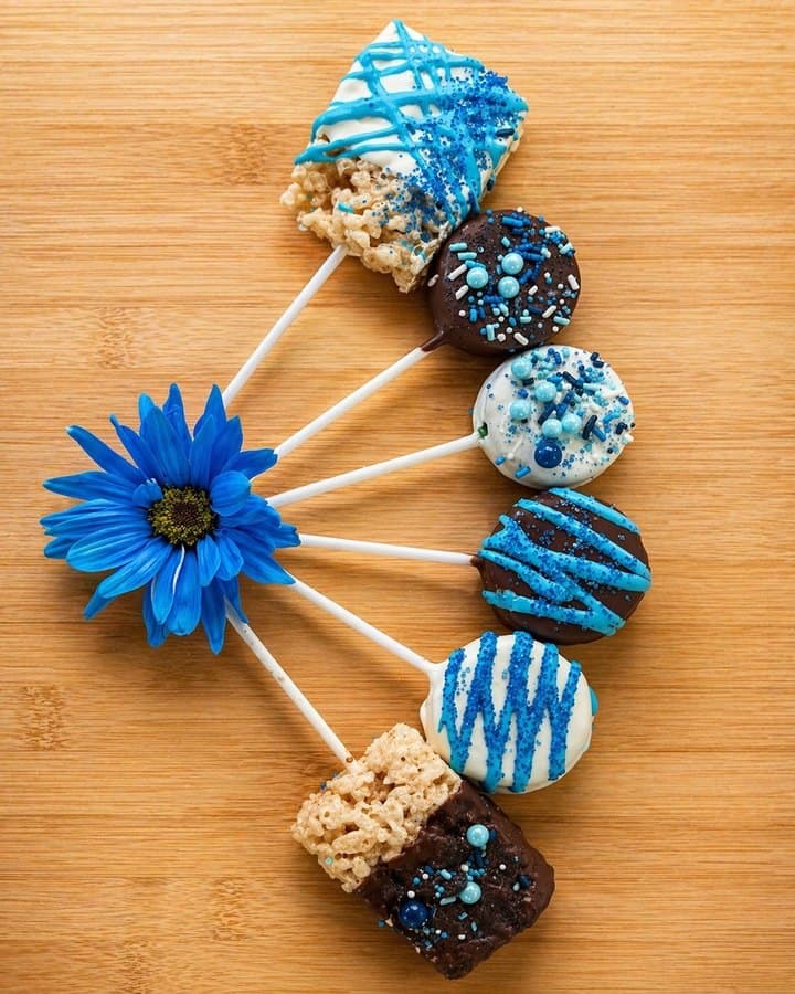 Blue-themed cake pops and dipped treats