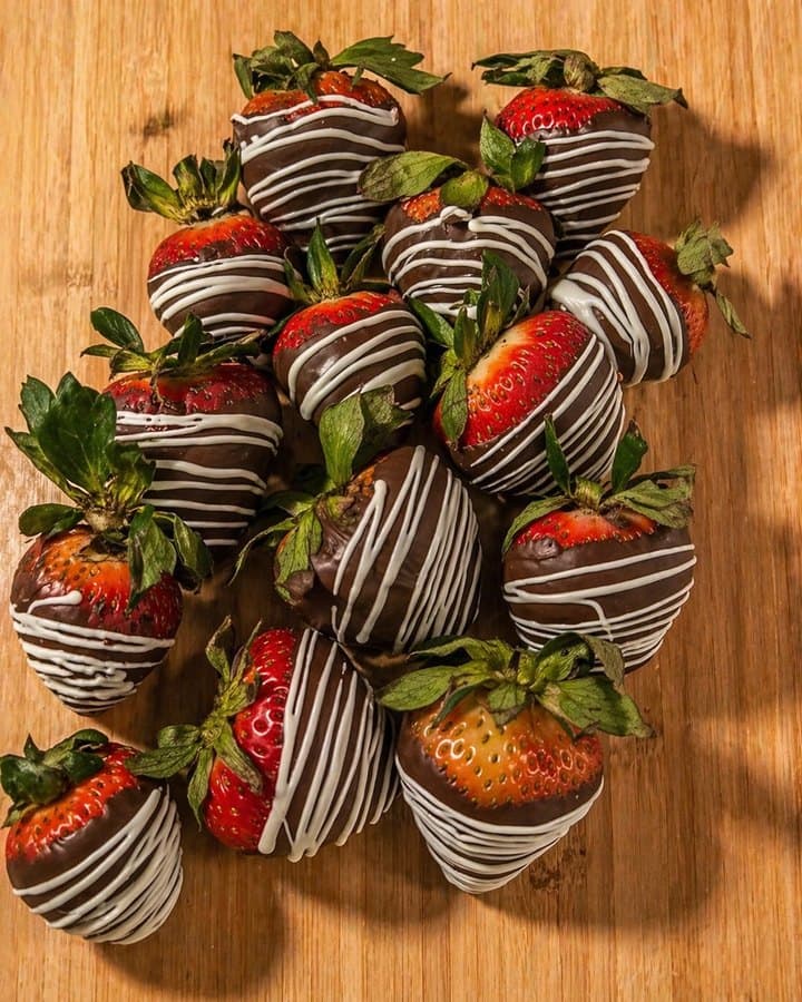 Chocolate-dipped strawberries with white drizzle